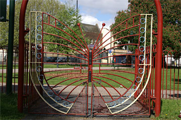 Trauermantel als Tor eines Spielplatzes, Camberwell Green, Camberwell, London, England